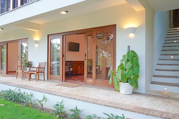 Patio à l'extérieur des chambres 7 et 8; escaliers jusqu'à la suite de la chambre 9. 