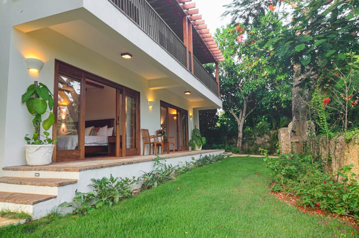 Patio à l'extérieur des chambres 7 et 8. Suite de l'appartement de la 9e chambre avec balcon avec vue sur l'océan situé au-dessus. 