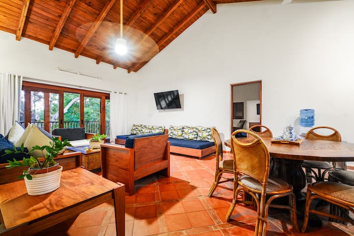 9e chambre à coucher disponible moyennant des frais supplémentaires. Requis pour les groupes de plus de 16 personnes. L'espace comprend un membre du personnel de la villa supplémentaire. Espace verrouillé et inoccupé s'il n'est pas loué. Renseignez-vous pour plus d'informations. NE VIENT PAS EN STANDARD AVEC L'ANNONCE DE LA VILLA. 