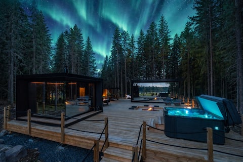 Lapland Mirror House, Outdoor Hot Tub and Reindeer
