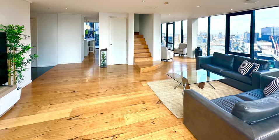 Duplex Penthouse by Casino & MCEC with 2 Balconies gallery image 3