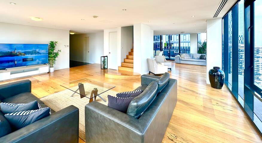 Duplex Penthouse by Casino & MCEC with 2 Balconies gallery image 4