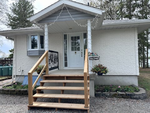 Lakeside Cozy Cottage