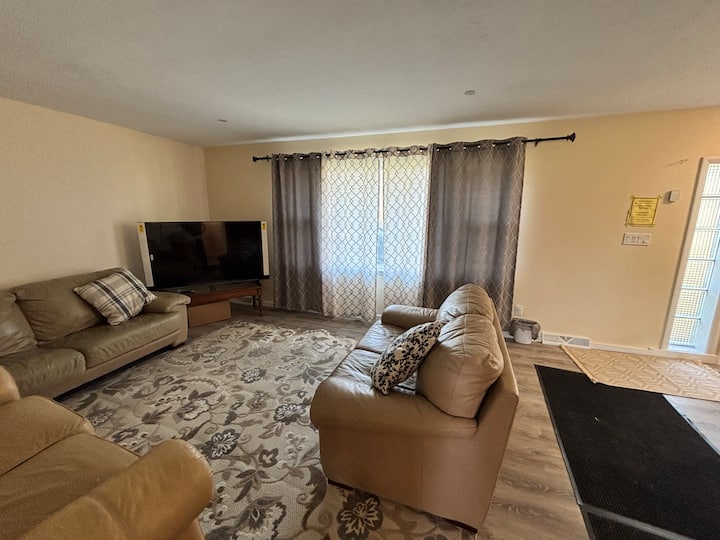 Cozy Lake County House 3 Bdrms & 2 Baths - North Chicago, IL