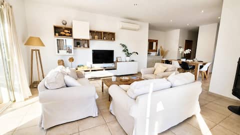 Successful Airbnb property: House with pool, Castle view in Grimaud