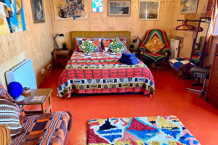 Cama tamaño queen grande y cómoda