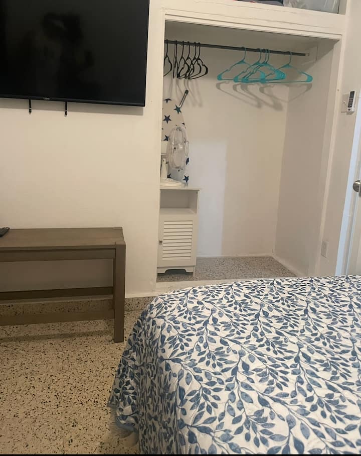 კონდიციონერი, კომფორტული 152×203 სმ ზომის საწოლი, ტელევიზორი და კარადა