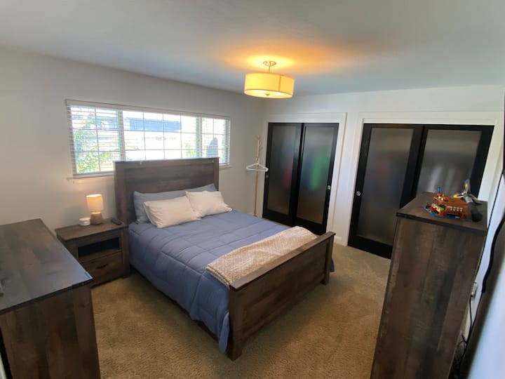 Cama tamaño queen con capacidad para 2 personas. Cómodas altas y largas disponibles para almacenamiento. Lámpara nocturna. Soporte de perchero y perchas. 
(Las puertas/habitaciones del armario no son accesibles) 