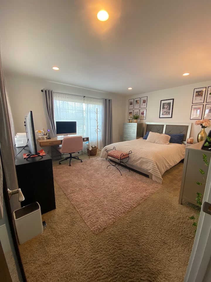 Cama tamaño queen con capacidad para 2 personas. Cómodas altas y largas disponibles para el almacenamiento. Escritorio de computadora y silla. 
Televisión + control remoto. 
(La habitación del armario no es accesible). 