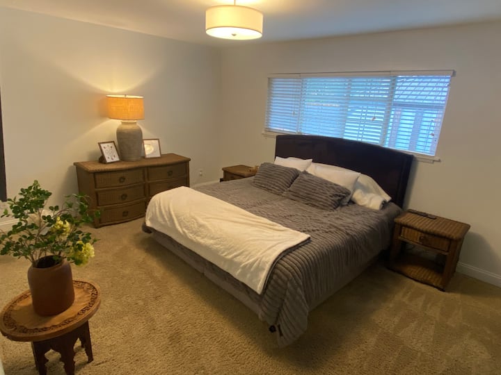 Dormitorio de la suite principal, capacidad para 2 personas. 
Temperpedic Eastern Cal King Split Bed. 
Cada lado dividido tiene un control remoto de cama. Ajusta la cabeza/pierna más la función de masaje de la cabeza, la lumbar y las piernas.
Baño completo dentro de la habitación. 
