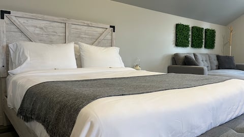 Lovely loft with jacuzzi and heated garage!