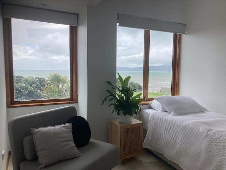 เตียงเดี่ยวคิงไซส์ในโถงบันไดความเป็นส่วนตัวจำกัด