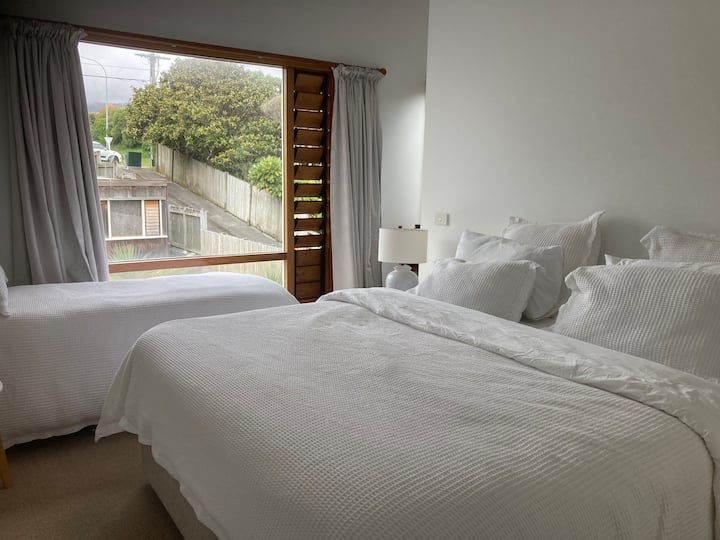 ซูเปอร์คิงไซส์ 1 เตียงและเตียงเดี่ยว 1 เตียง

สามารถแบ่งออกเป็นเตียงเดี่ยวคิงไซส์ 2 เตียงและเตียงเดี่ยว 1 เตียงตามคำขอ 