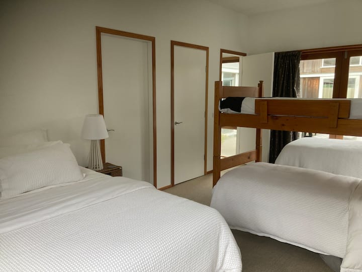 ซูเปอร์คิงไซส์ 1 เตียงและเตียงสองชั้นเดี่ยว 2 เตียงเตียงเดี่ยวคิงไซส์ 1 เตียง

สามารถแบ่งออกเป็นเตียงเดี่ยวคิงไซส์ 3 เตียงและเตียงสองชั้น 2 เตียงตามคำขอ