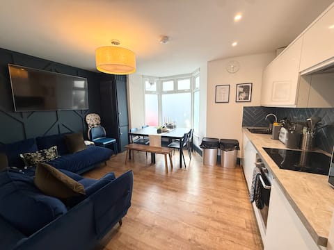 Family & Work stays for 13 guests