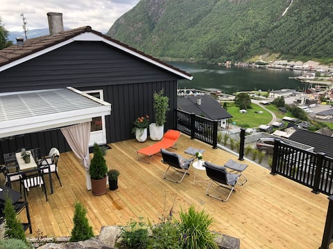House with panoramic views of Vik and high standard