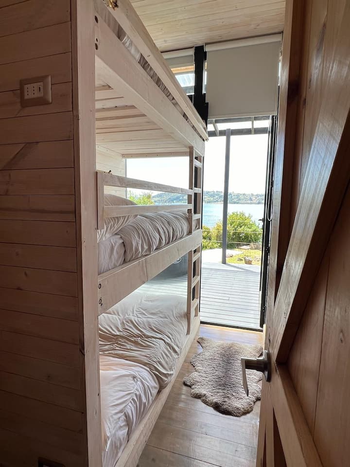 كوخ في الموقع مع درابزين خشبي قابل للطي، بالإضافة إلى ذلك، يحتوي كل مسكن على ضوء قراءة فردي. إطلالة على المحيط من الأسرّة. يحتوي القابس الجزئي أيضًا على مخرج USB. تعتيم بكرة كورتيناس. إمكانية الوصول المباشر إلى الشرفة. 