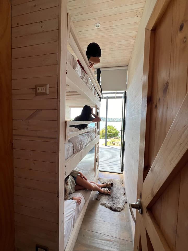 كوخ في الموقع مع درابزين خشبي قابل للطي، بالإضافة إلى ذلك، يحتوي كل مسكن على ضوء قراءة فردي. إطلالة على المحيط من الأسرّة. يحتوي القابس الجزئي أيضًا على مخرج USB. تعتيم بكرة كورتيناس. إمكانية الوصول المباشر إلى الشرفة. 