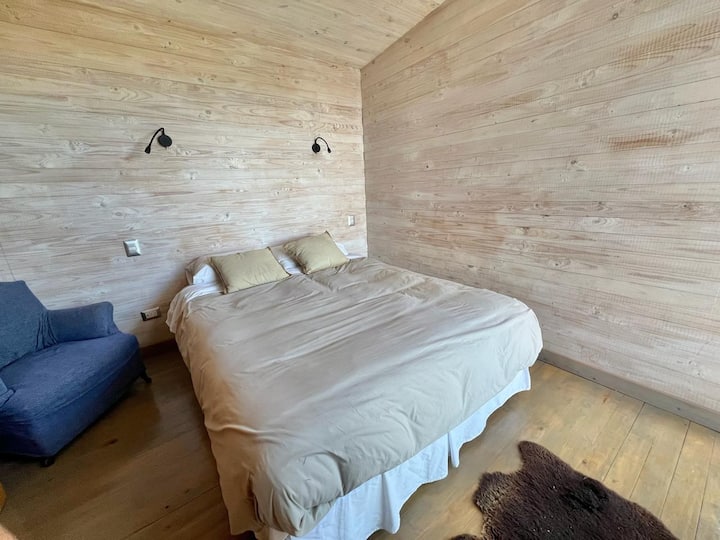 إطلالة جزئية على المحيط. تحتوي سدادات القطع أيضًا على مخرج USB. يحتوي كل جانب من جوانب السرير على ضوء قراءة فردي. تعتيم بكرة كورتيناس. إمكانية الوصول المباشر إلى الشرفة. كرسي قراءة بذراعين.