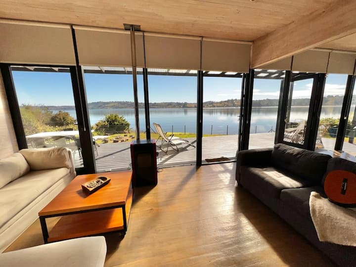 غرفة معيشة واسعة بإطلالة بانورامية. يتم طلب تدفئة الكريات (بما في ذلك التجديد، من مقدم الرعاية). جدار متحرك يفصل بين القطعة الرئيسية، لإعطاء خيار توسيع الإطلالة البانورامية إلى أبعد من ذلك. 