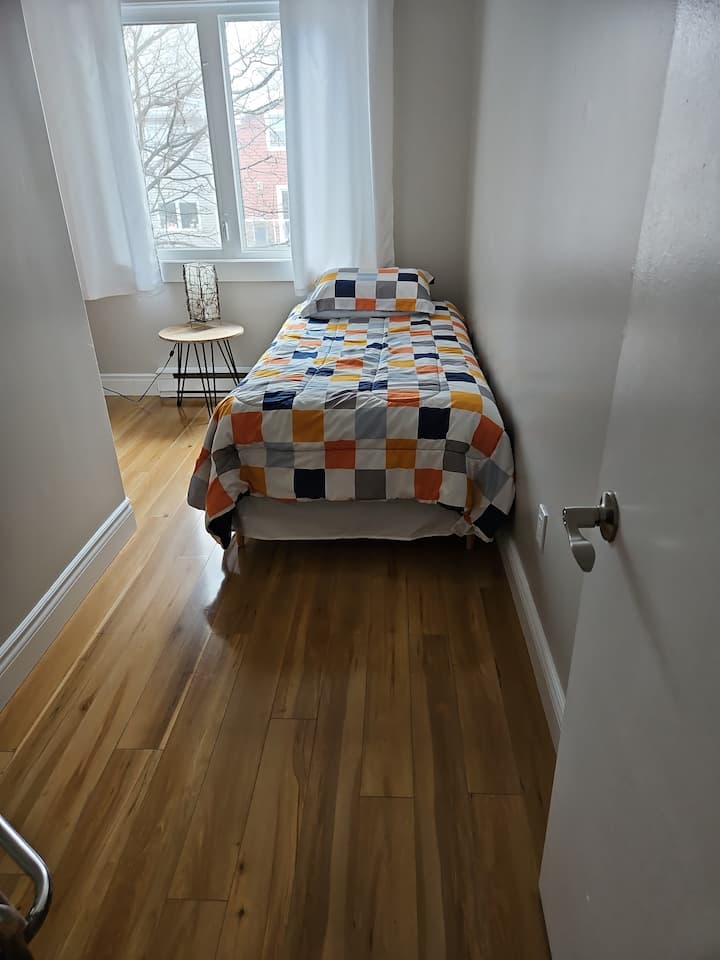 Dhoma e parë e gjumit është kompakte. Përmban një krevat, dritare, dollap dhe derë të vetme. 