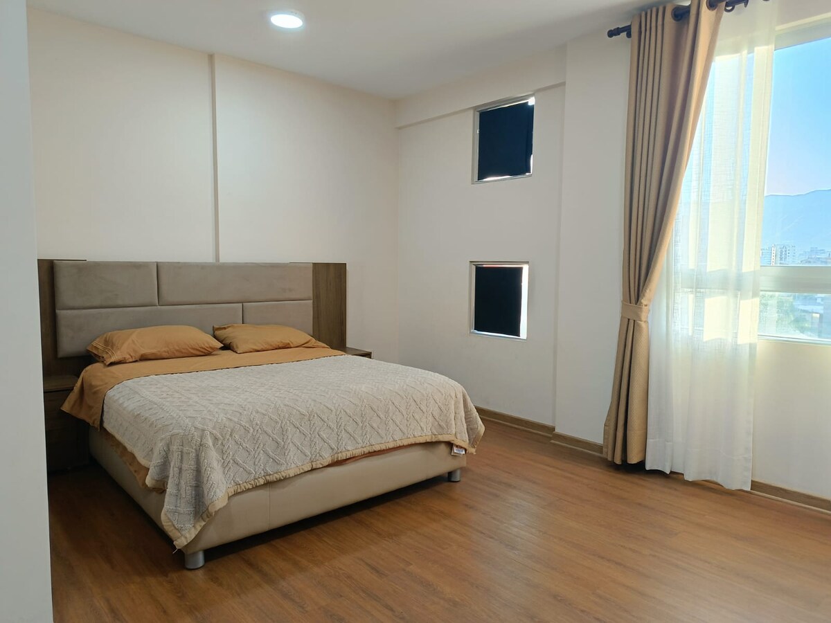 Široká posteľ Dve a pol sedadla s mäkkým matracom 