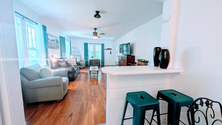 Изглед от кухненския бар към всекидневната зона