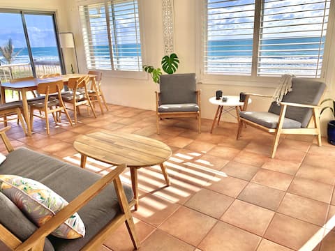 Top Airbnb: Beachfront Bliss for Two: air-conditioned, parking in Mermaid Beach