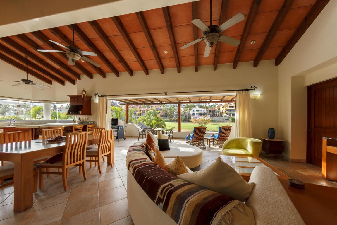 Top Airbnb: Hotel zone Luxury Villa, walk to beach & downtown in San José Del Cabo