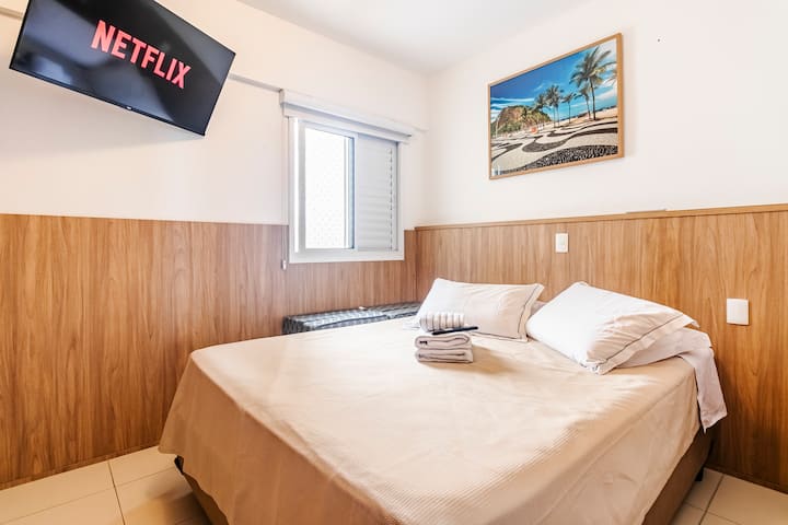 Værelse to har queensize-dobbeltseng og kabel-tv samt eksklusiv aircondition