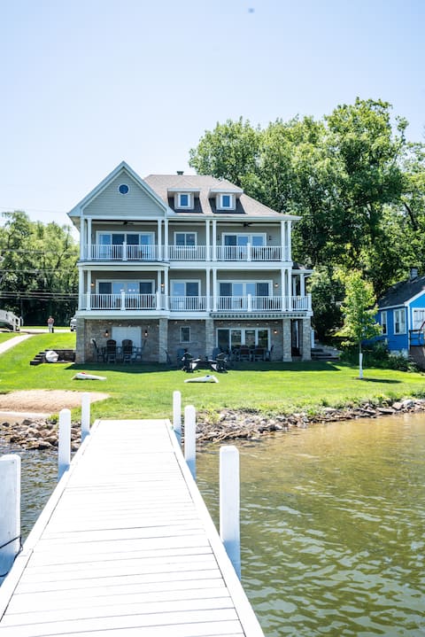 Lakefront | Private Beach | Fire Pit | Family Fun!