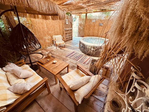 The straw hut in an equestrian farm and its Jacuzzi