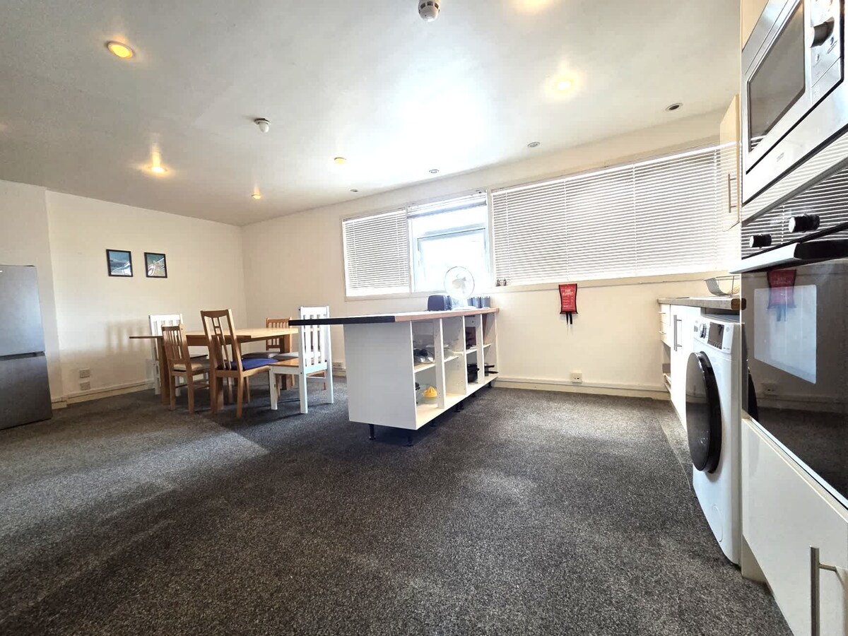 Top performing Airbnb: 4 Bedroom 2 Bathroom Apartment, Contractors+Groups in Central Swindon South