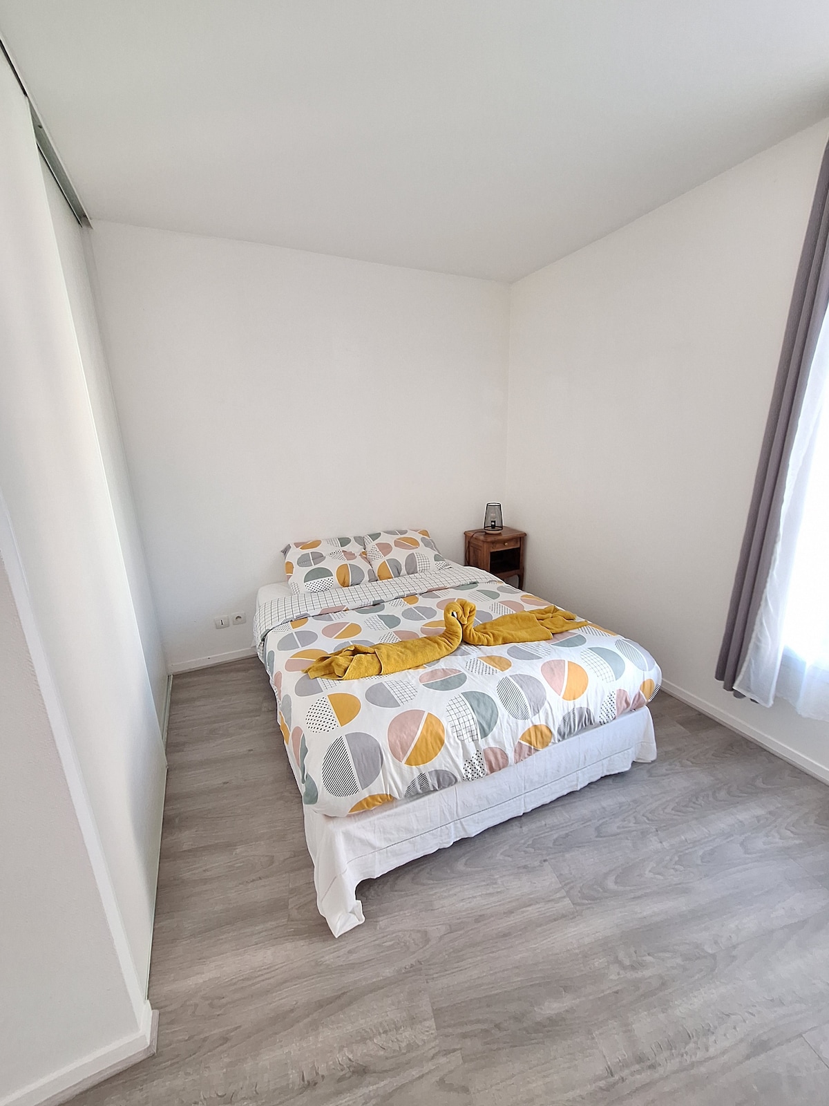 Priestranná izba s úložným priestorom