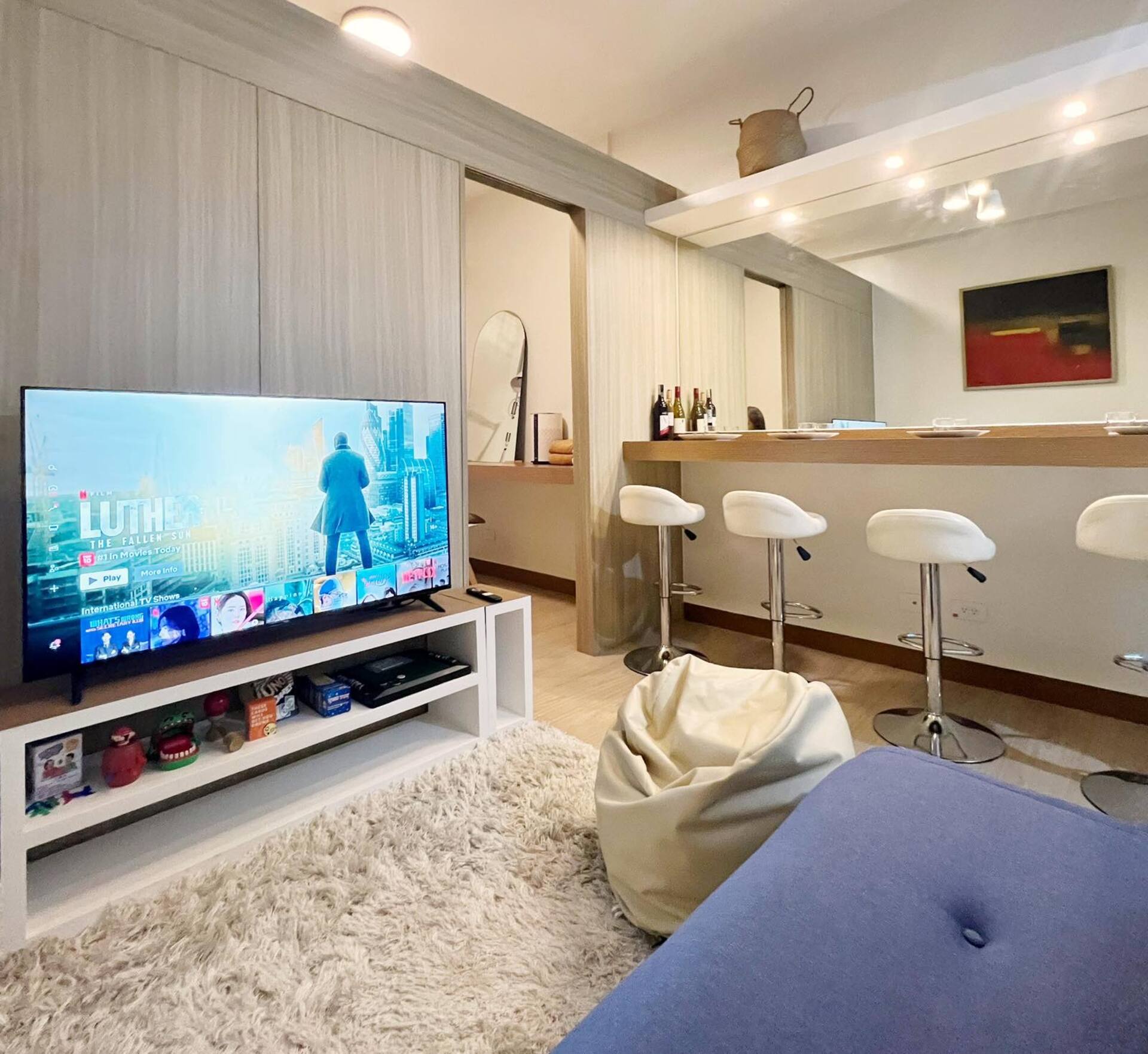 1 Bedroom Cozy Condo Unit with Netflix & Free Wifi in Trees Residences — photo 2