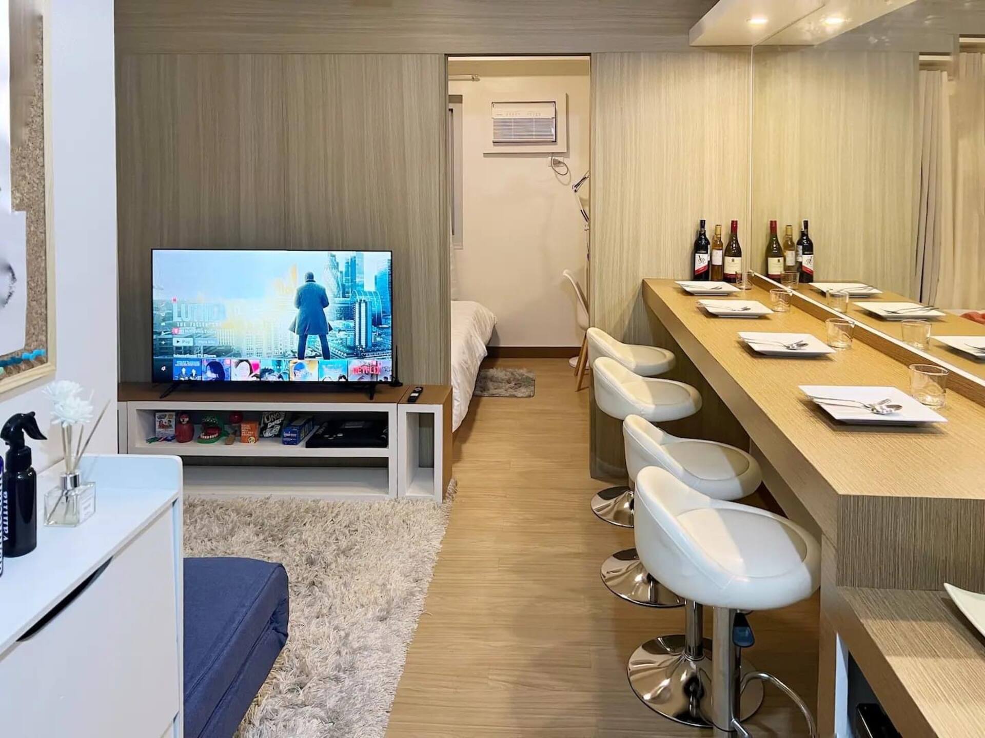 1 Bedroom Cozy Condo Unit with Netflix & Free Wifi in Trees Residences — photo 3