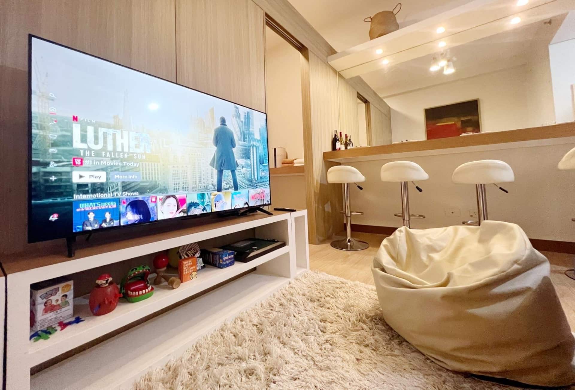 1 Bedroom Cozy Condo Unit with Netflix & Free Wifi in Trees Residences