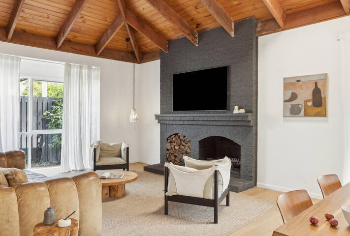 Californian Bungalow with Pool gallery image 5