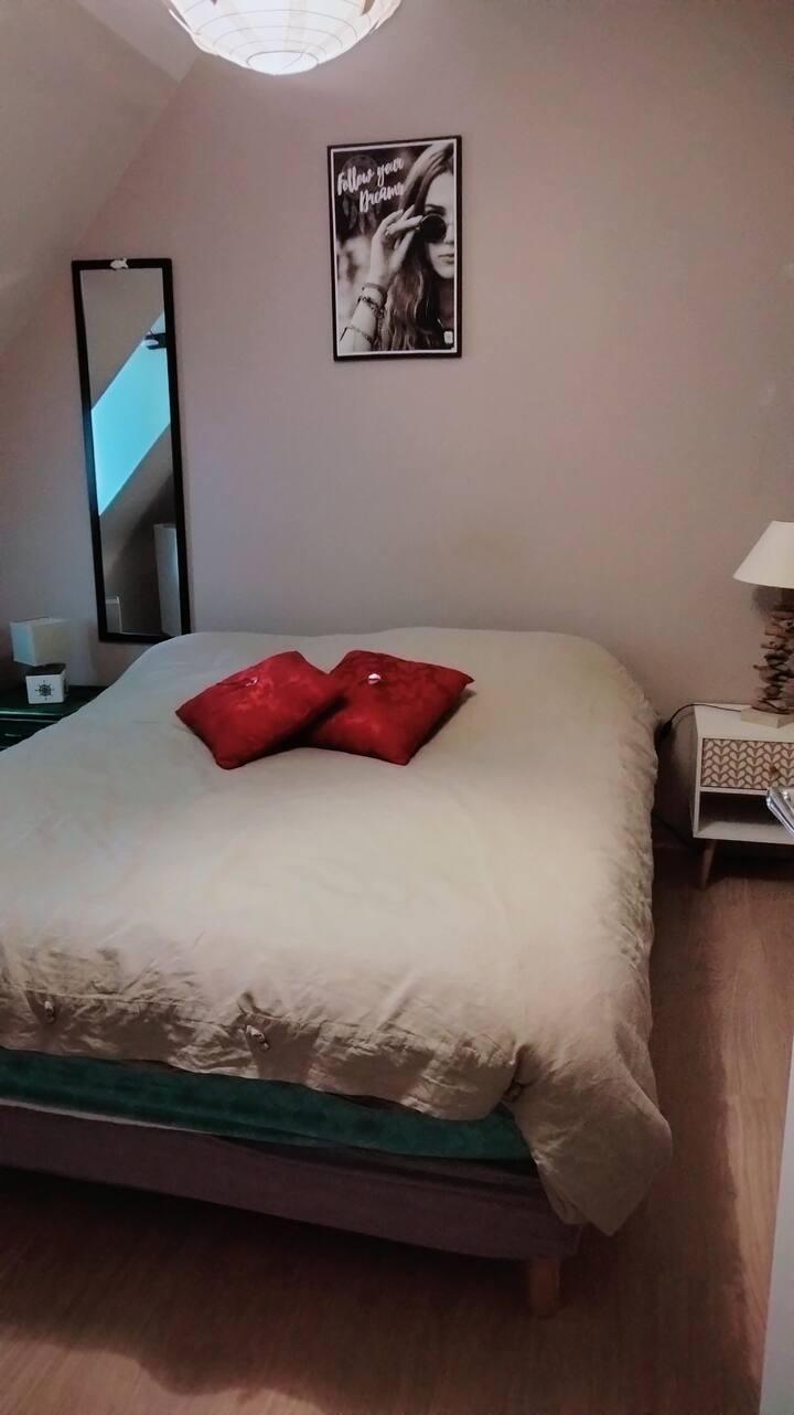 krevat 160×200 dhomë gjumi anësore kopshti, grila dhe perde të errëta. hapësirë magazinimi. abazhur pranë krevatit 