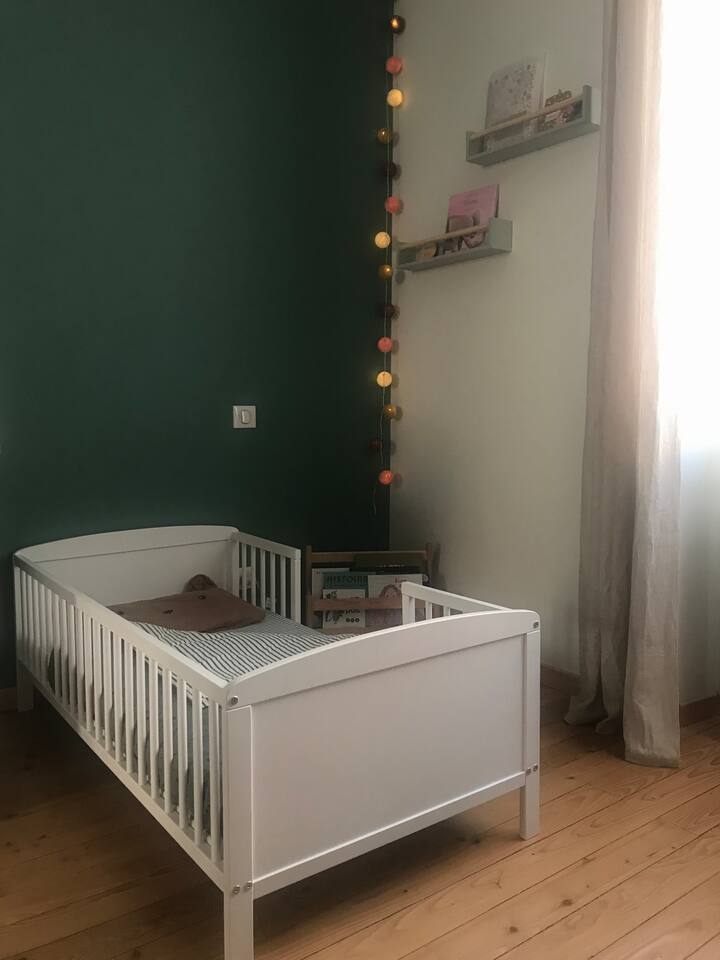 Dječja soba s 1 krevetom 70 x 140, ali i 1 dječjim krevetićem i stolom za previjanje – 1. kat