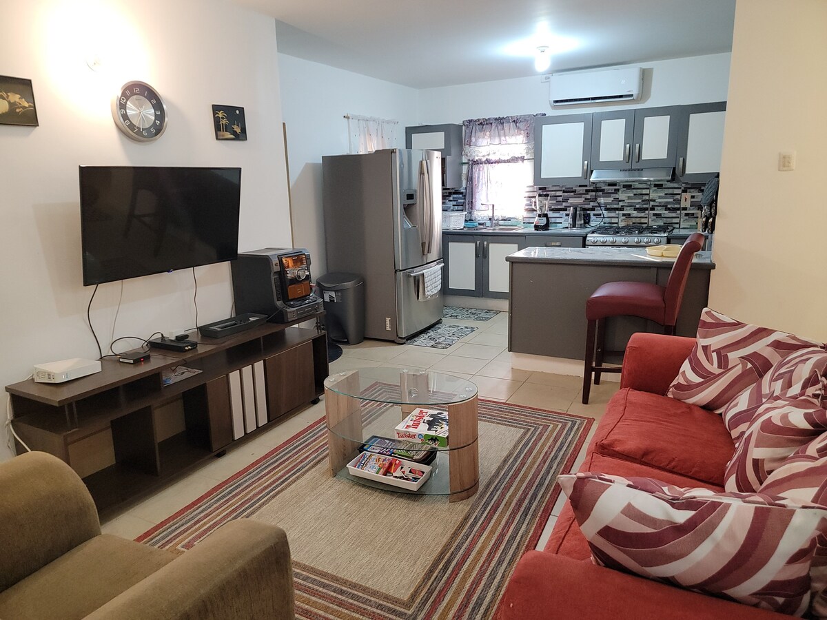 семејна/телевизиска соба со кујна во заднина