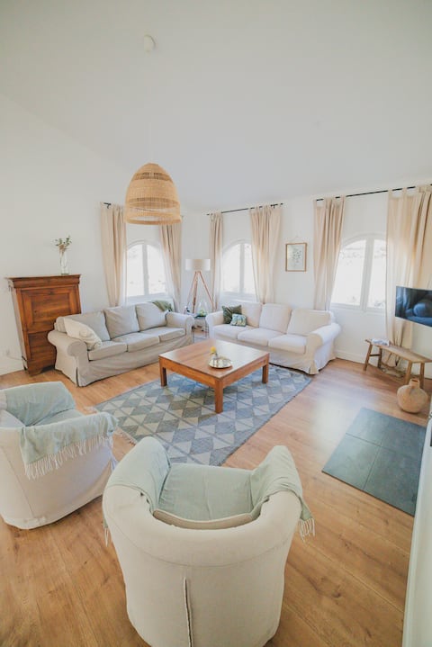 Quiet Provencal farmhouse - Swimming pool - 
Sleeps 8