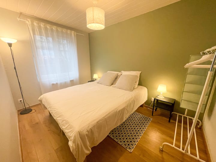 Chumba kikuu cha kulala chenye kitanda cha ukubwa wa kawaida, matandiko bora na mazingira ya kutuliza. 