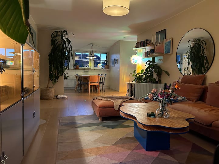 Მისაღები ოთახი დიდი და კომფორტული დივნითა და სასადილო მაგიდით. 