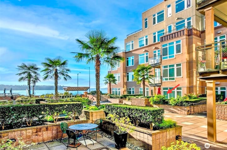 Seattle Waterfront Retreat