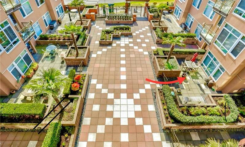 Seattle Waterfront Retreat gallery image 2