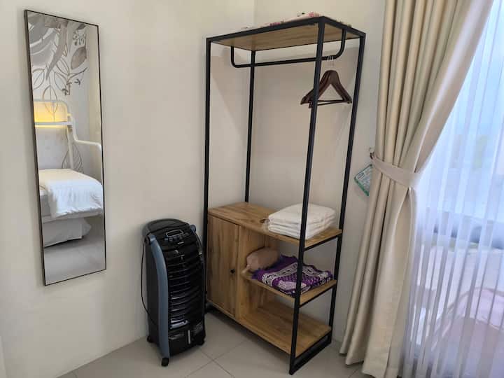 Armario, equipo de oración y enfriador de aire y espejo