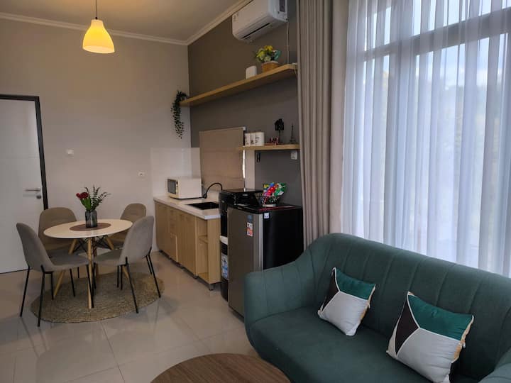 Sala con aire acondicionado completo con hermoso sofá, despensa y mesa de comedor