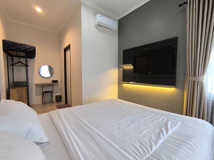 Habitación principal con aire acondicionado y TV inteligente