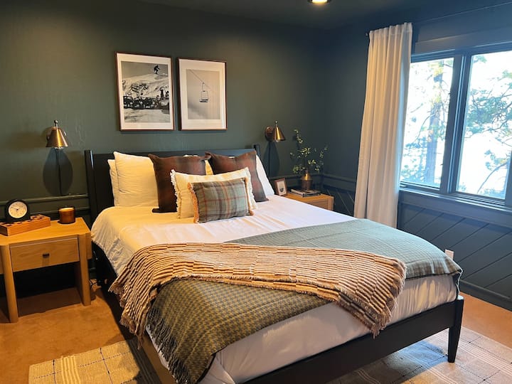 Çlodhu në luksin e gjerë të dhomës sonë ndërsa sodit liqenin e qetë dhe gjelbërimin e harlisur përtej. Lëre ambientin qetësues të të pushtojë dhe të të rigjenerojë mendjen dhe trupin. Përjeto relaksin dhe bukurinë natyrore në maksimum.